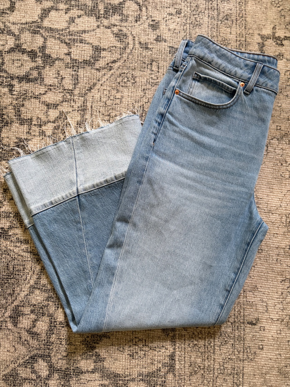 Like new worn once Evereve jeans with contrast seam and hem